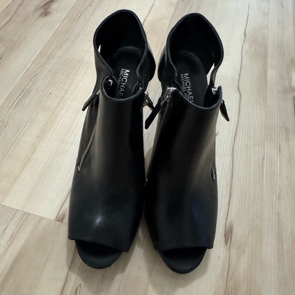 Michael Kors heels. Black with silver.. size 7.5 - Picture 6 of 7